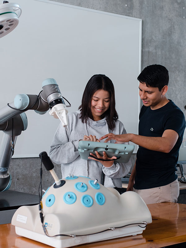 Alumnos de UTEC aprendiendo en uno de los laboratorios de última tecnología