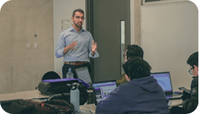 Docente UTEC impartiendo conocimiento