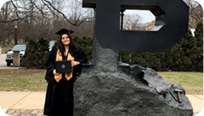 Alumna graduandose del doble grado con Purdue University