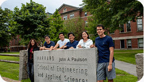 Alumnos de UTEC colaborando con alumno de HARVARD